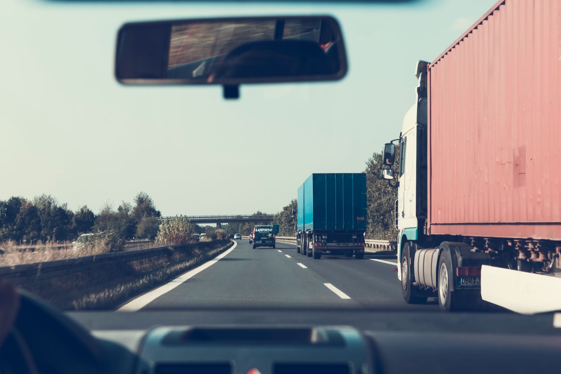 Ciężarówki z ładunkiem na europejskiej autostradzie